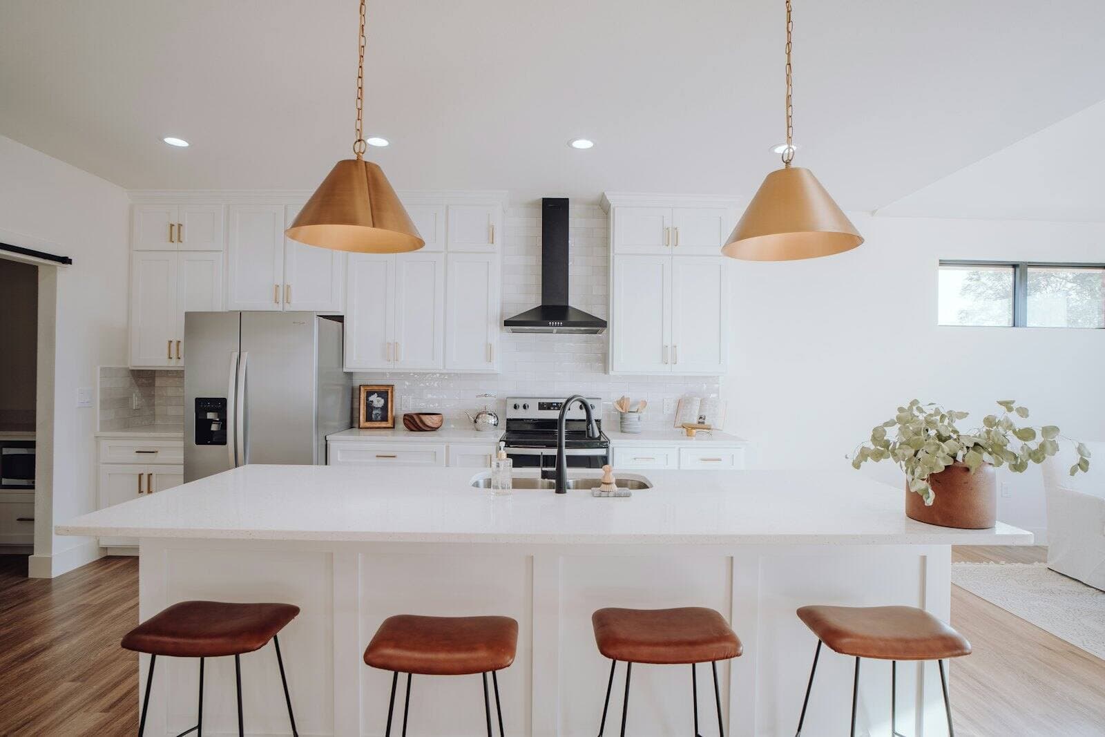 Bright kitchen with pendant lights over the island and recessed ceiling lights